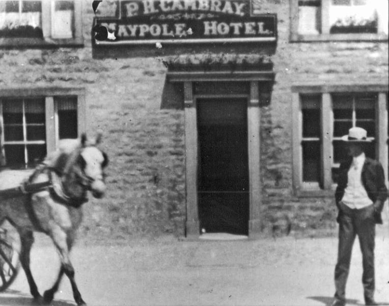 Maypole Hotel porch c 1905.jpg - Maypole Hotel c 1905 - Note that there is no stone porch at this date.